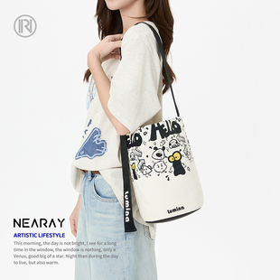 尼睿高级小众不撞款包包通勤百搭帆布包时尚休闲斜挎水桶包Z010