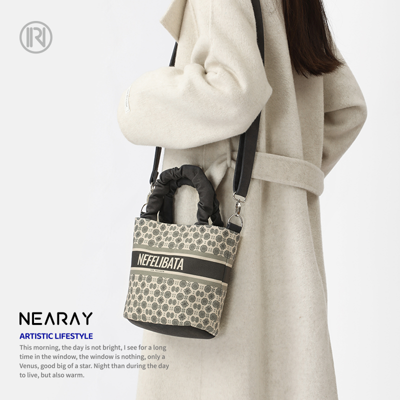 尼睿老花复古高级感斜挎水桶包