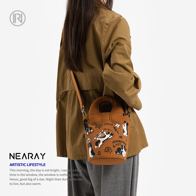 尼睿复古可爱小狗斜挎水桶包