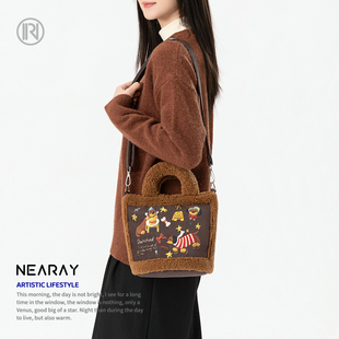 尼睿快乐派对腊肠狗羊羔绒画框斜挎手拎包休闲时尚百搭通勤AC84