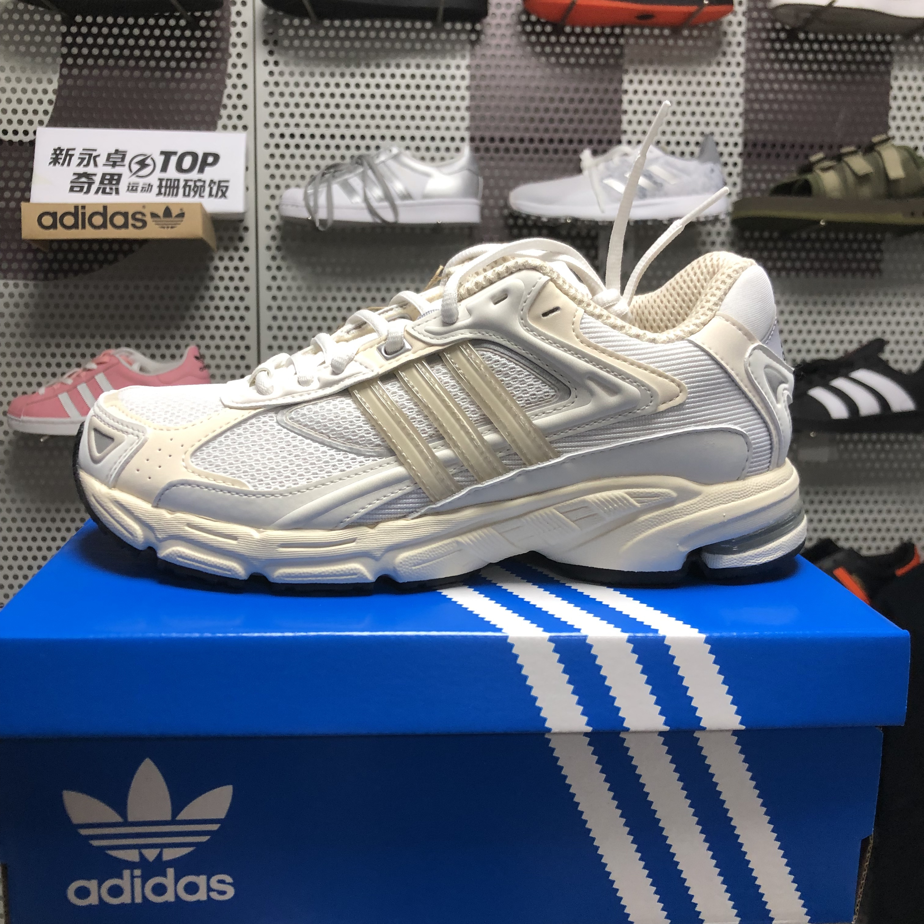 阿迪达斯男女运动休闲鞋