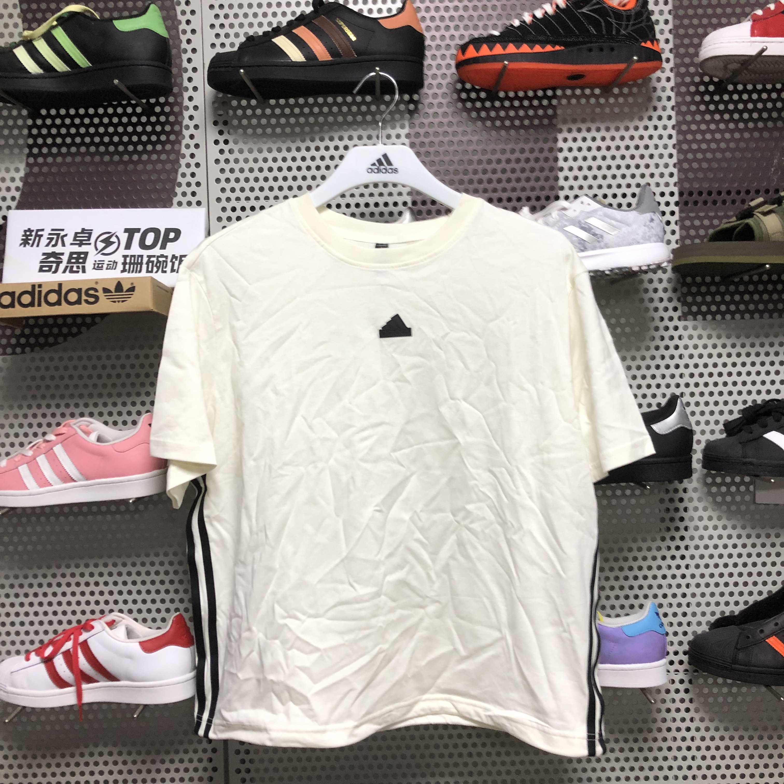 阿迪达斯女短袖T恤透气休闲运动