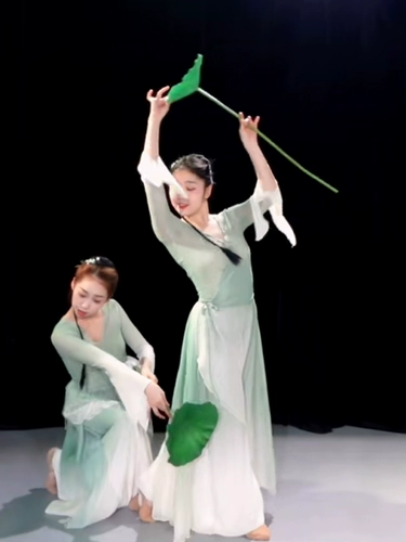 Имитация листьев лотоса и реквизит для танца лотоса для детского сада с зелеными листьями и цветами, падающими дождем классического танца на листья лотоса