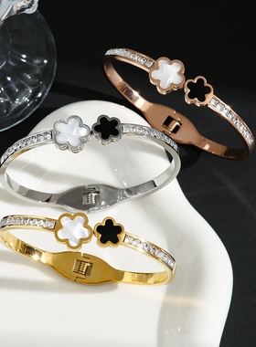 新款黑白贝母镶钻小花朵钛钢手镯弹簧开口幸运草个性手饰品不掉色