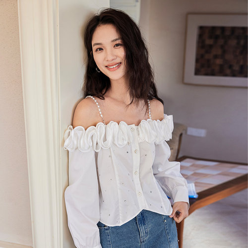 SOMSOM/索玛春季新品花边一字领圆珠肩带不规则下摆长袖衬衫