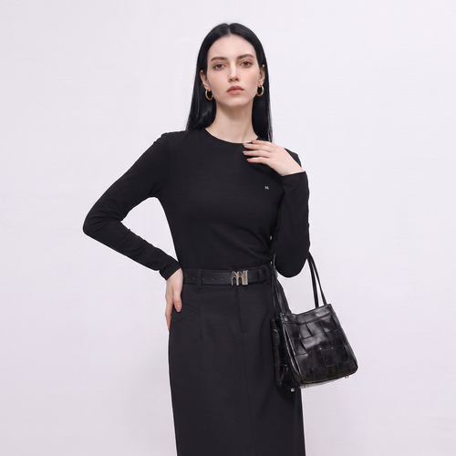 SOMSOM/索玛秋季新品极简黑色修身长袖T恤小刺绣圆领打底衫百搭