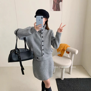 苏珊 韩系高领单排扣针织毛衣＋半身裙两件套女2071S 2025秋冬新款