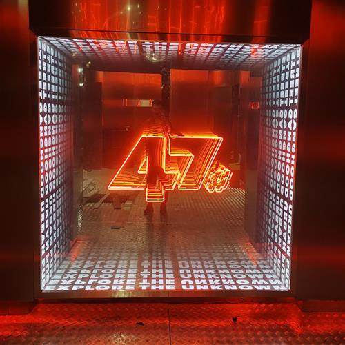 网红深渊镜霓虹灯发光灯箱镜面反射霓虹灯发光字千层镜灯箱招牌