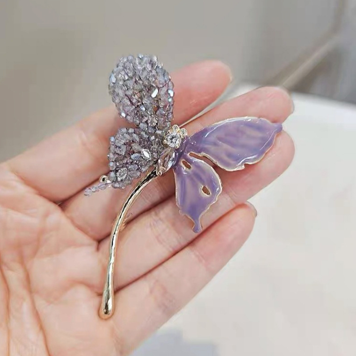 闪钻紫色蝴蝶胸针高级感轻奢胸花时尚别针精致森系配饰女优雅领针