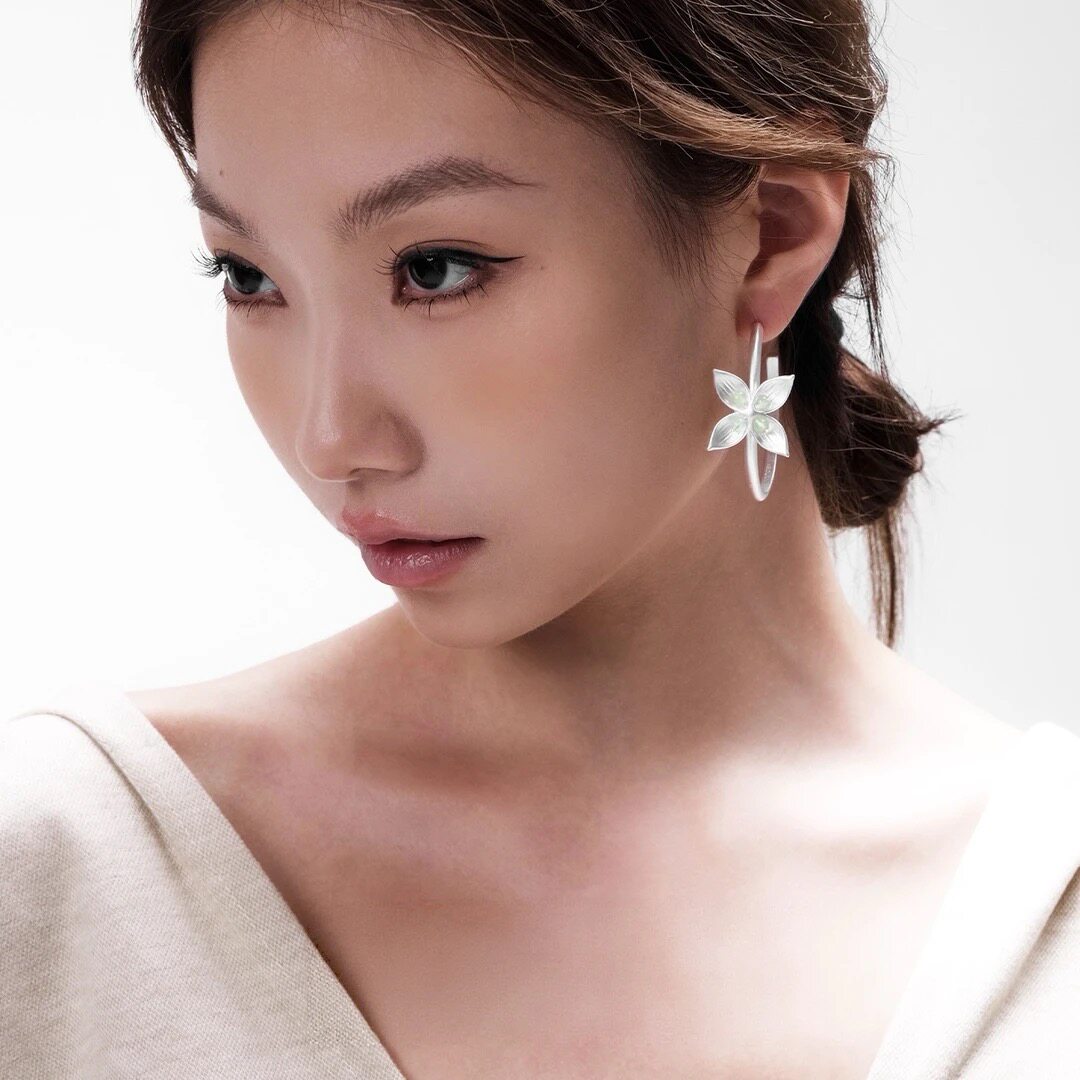 玻璃耳饰花暂白蒋依依款清冷四照花坠落耳圈银色大女主耳环爆款