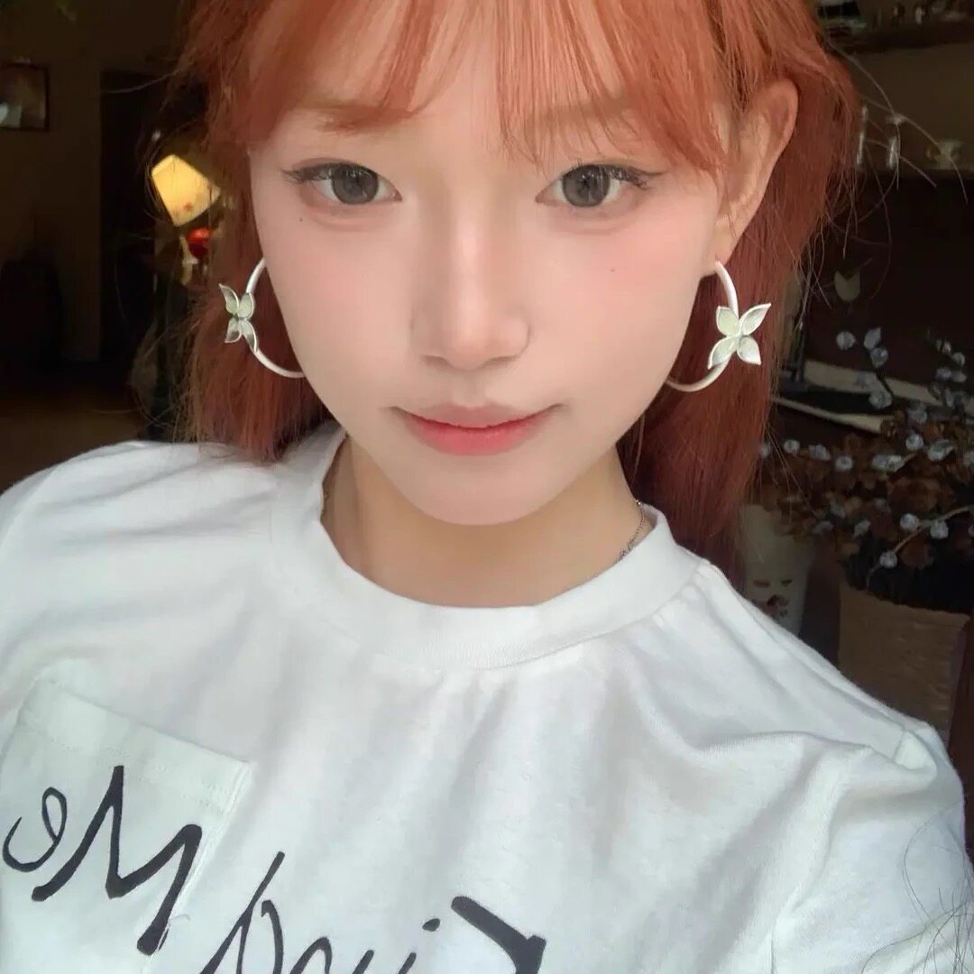 冷淡风四瓣花耳圈女高级感独特气质圈圈耳饰ins简约百搭耳环耳钉
