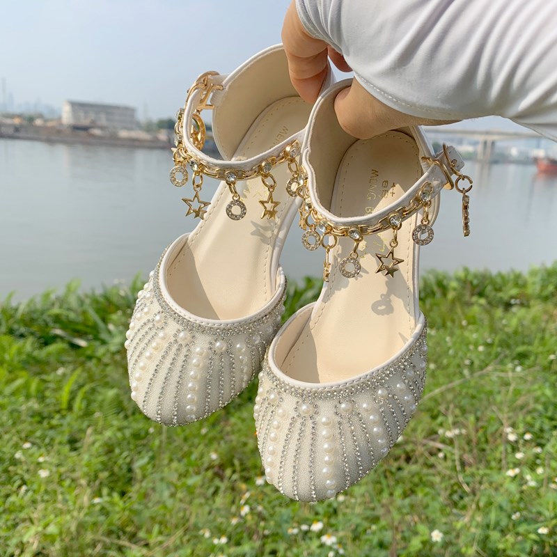 白色皮鞋女童银色钢琴儿童网红高跟鞋亮晶晶公主鞋水钻带跟配礼服