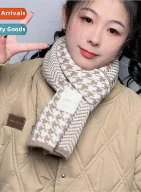 Winter outdoor warm scarf Korean students show whe hchhiking