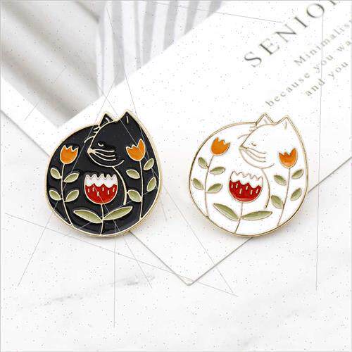 New creative cartoon meow star lily brooch black whe yin yan