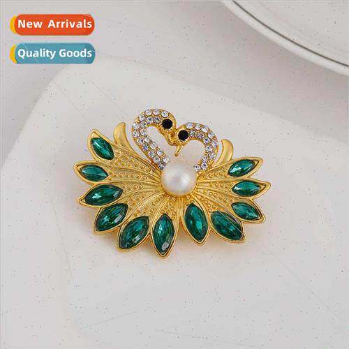 Fashion simple swan brooch anti-travelling buckle crystal pe