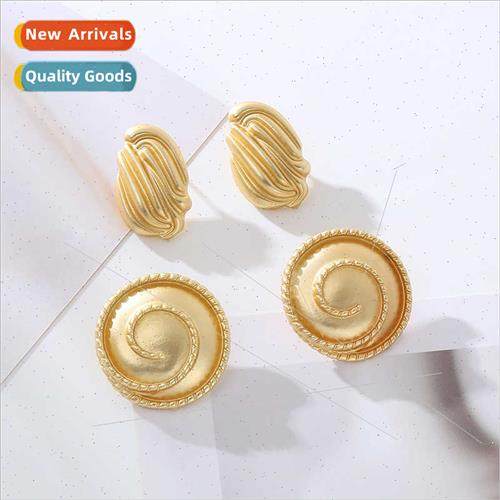 Europe new retro high-level sense court earrings simple atmo