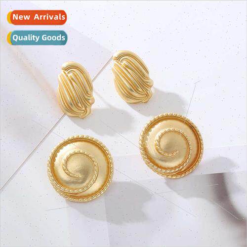 Europe new retro high-level sense court earrings simple atmo
