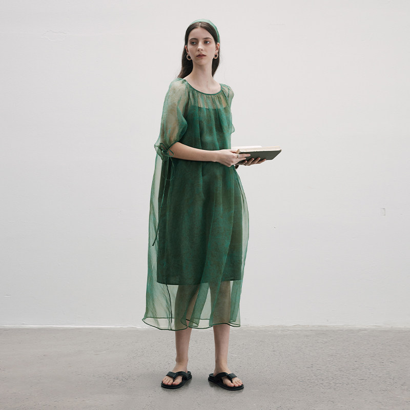 真丝桑蚕丝半圆原创设计2026夏季新款立体灯笼袖连衣裙轻盈透气