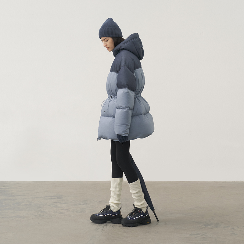 半圆女装[运动]2025冬季新款牛仔拼接羽绒服女连帽慵懒休闲显瘦