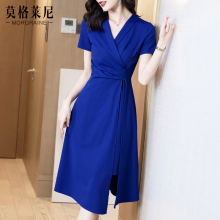 高级感克莱因蓝V领连衣裙2025新款女夏季修身开叉赫本风蓝色裙子