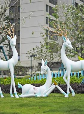 室外大型抽象梅花鹿玻璃钢动物雕塑园林草坪景观小品装饰造景摆件