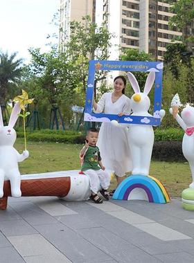 户外卡通抽象兔子雕塑商场幼儿园坐凳景观玻璃钢景区网红座椅摆件