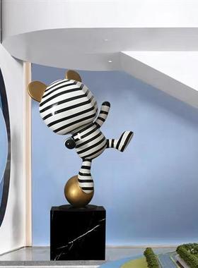 大型玻璃钢卡通熊雕塑楼梯口现代装饰落地摆件酒店艺术品简约潮流