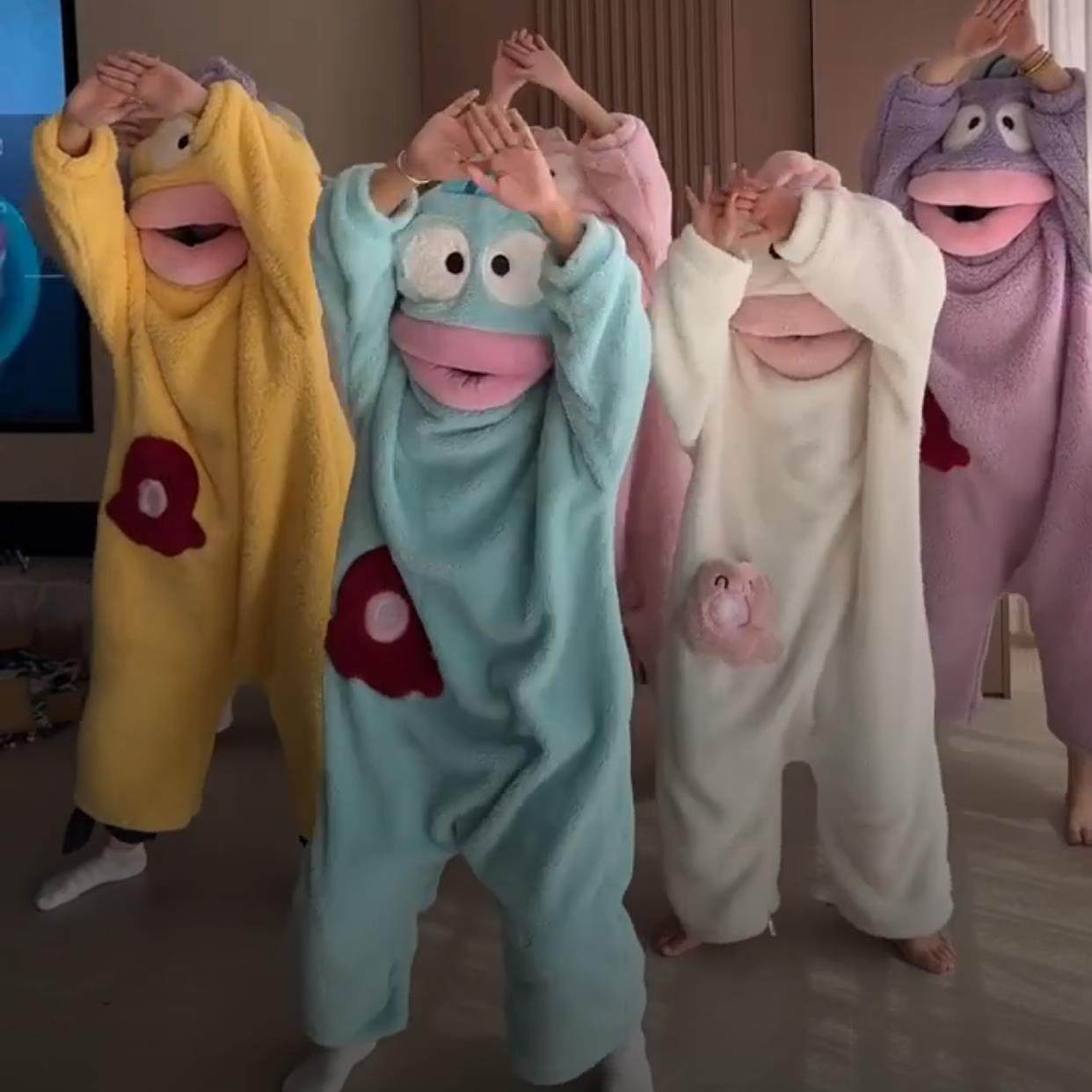 新款丑鱼连体睡衣女珊瑚绒加厚保暖冬季卡通大嘴鱼搞怪睡袍加大码