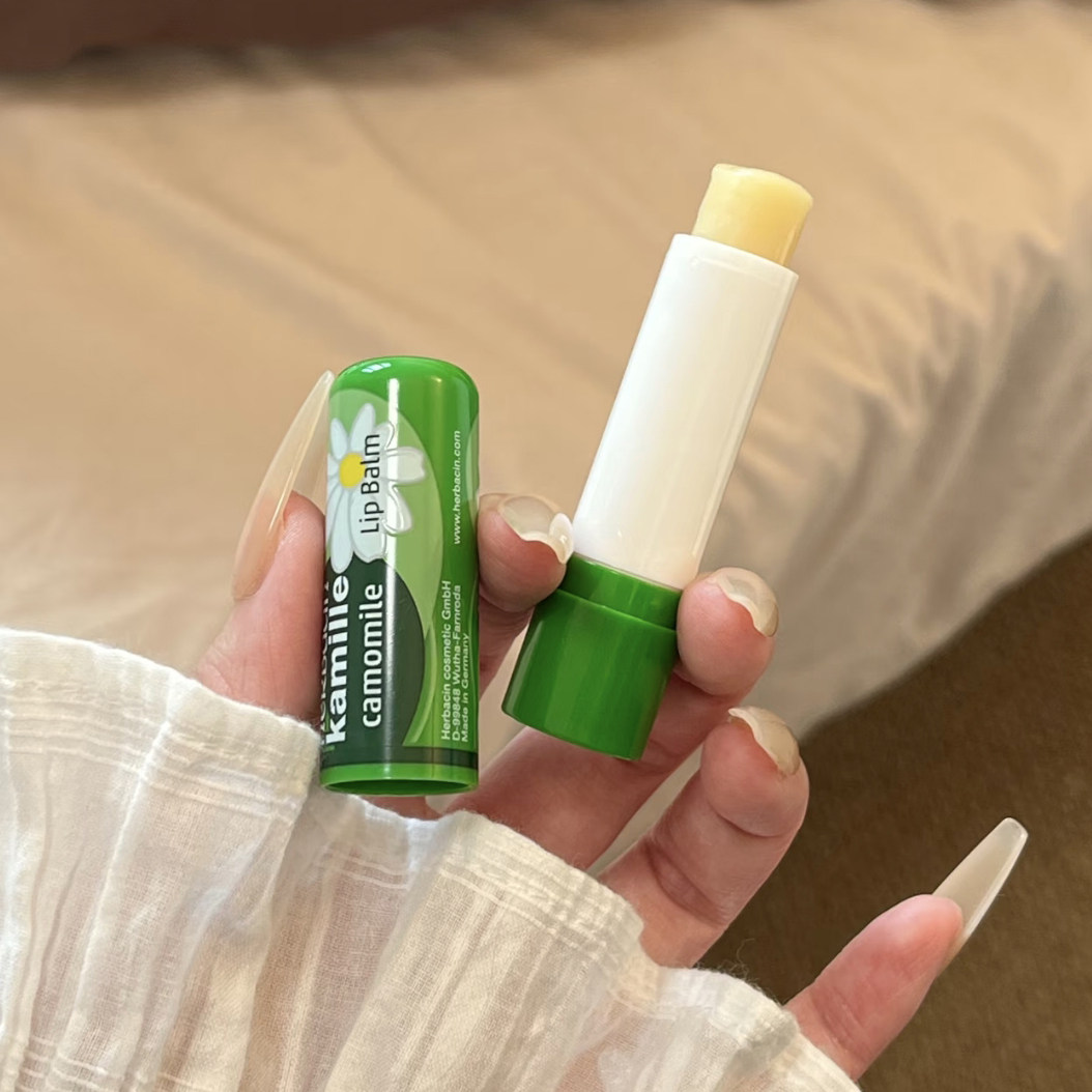 德国小甘菊唇膏女补水防干裂