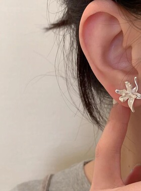 「鸢尾花」白色花朵耳环蚊香盘耳夹女无耳洞气质温柔耳钉春夏新款