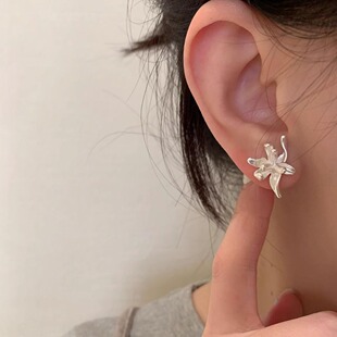 「鸢尾花」白色花朵耳环蚊香盘耳夹女无耳洞气质温柔耳钉春夏新款