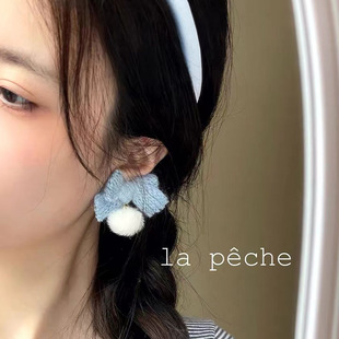 小众可爱少女气质百搭蓝蝴蝶结毛绒球秋冬耳钉耳饰