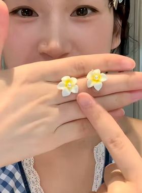黄色鸡蛋花朵珍珠耳夹女2025新款爆款高级感轻奢甜美可爱无痛耳夹