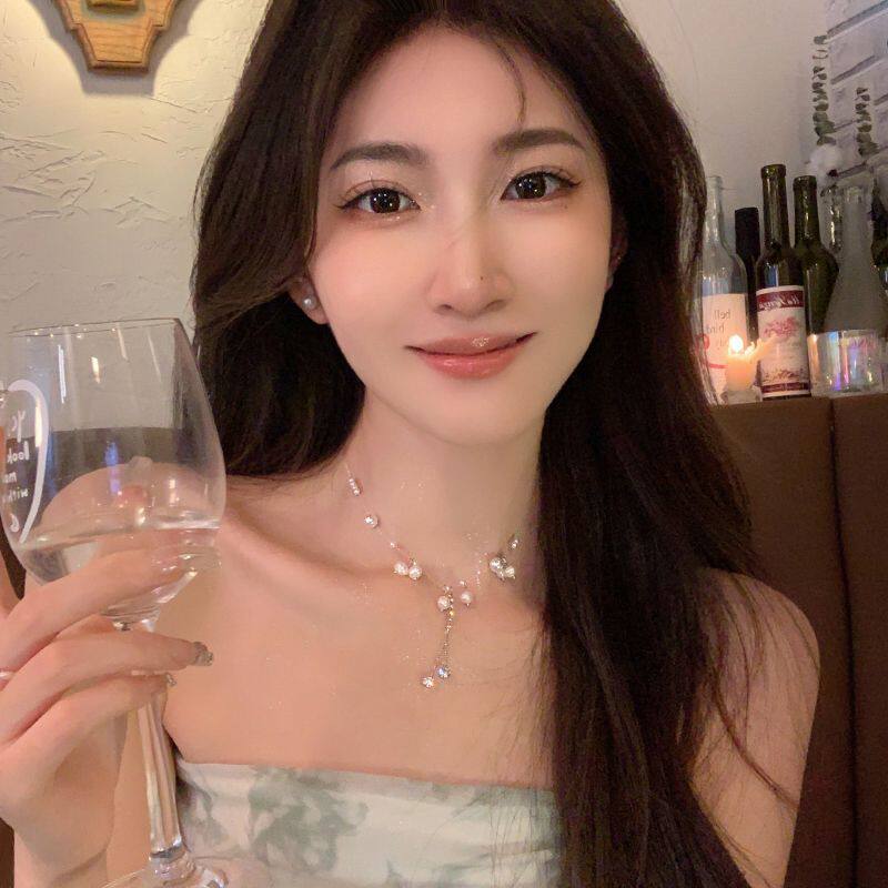 목에 우아함을 입으세요 여성을 위한 진주 태슬 목걸이 가벼운 럭셔리 하이엔드 디자인 틈새 2023 새로운 스타일