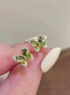 气质轻奢绿色蝴蝶无耳洞耳夹2026年新款个性简约百搭超闪耳环女