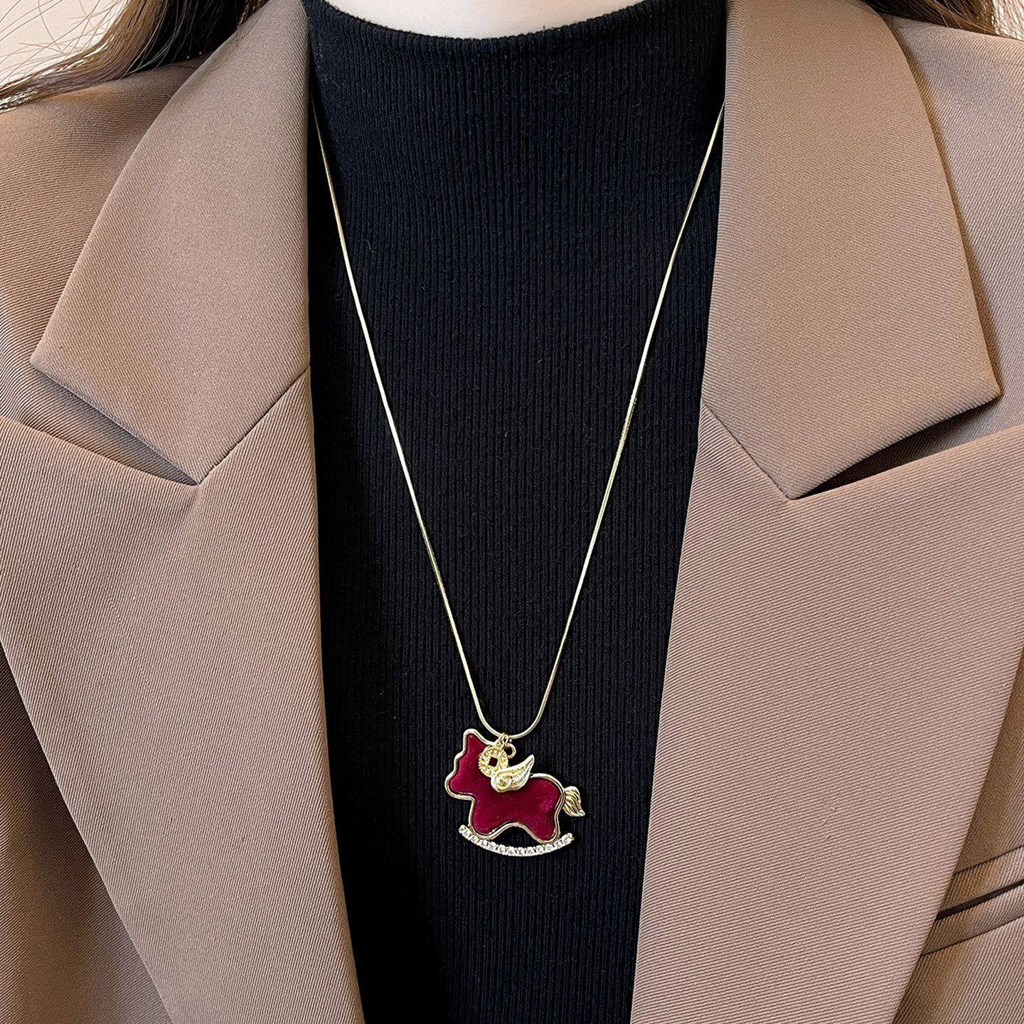 红色丝绒小马吊坠项链女2026新款配饰品新年毛衣链高级感轻奢小众,饰品/流行首饰/时尚饰品新,项链,淘宝优惠券,粉丝福利购,淘宝优惠卷