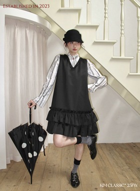 KIM Classic「Baguette」多层褶皱花边设计缎面背心小黑裙