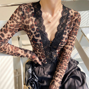 深v低胸豹纹网纱上衣高级感透明花边性感加绒蕾丝设计感打底衫女