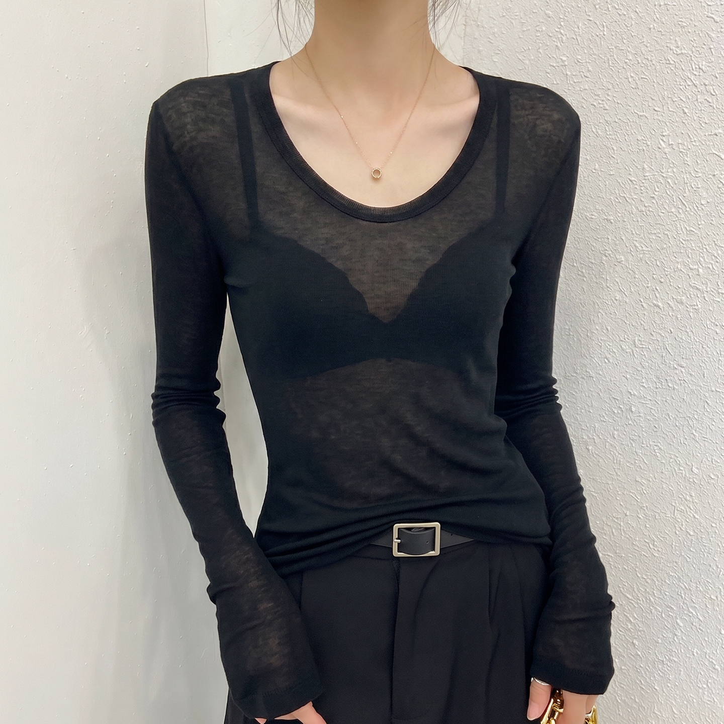 黑色u领薄款打底衫女正品高档图片
