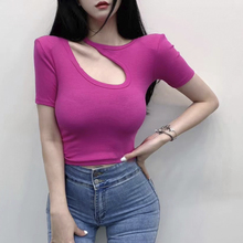 玫红色正肩短袖t恤女2024夏显瘦设计感小众破洞性感辣妹短款上衣