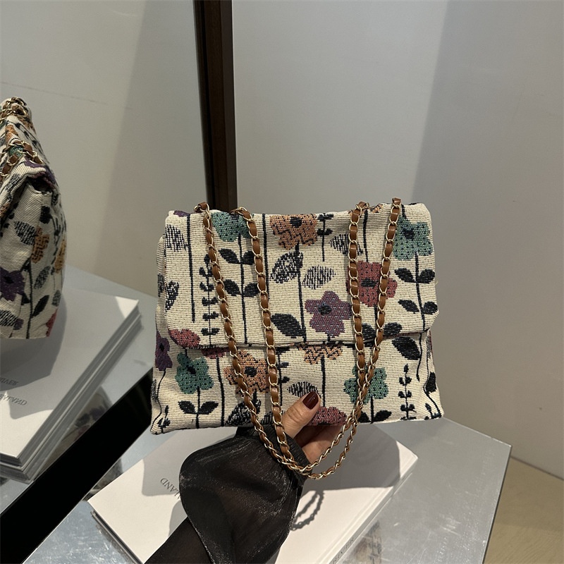 洋气草莓印花小方包2024秋新款简约链条斜跨包时尚潮流休闲单肩包