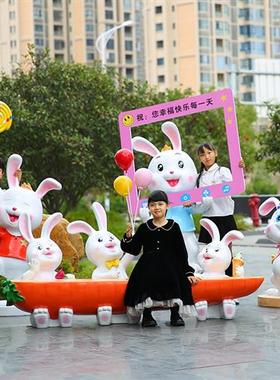 幼儿园商场卡通兔子玻璃钢动物坐凳子景区座椅恐龙水果雕塑大摆件