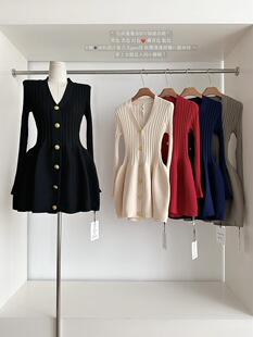 穿出蚂蚁腰 秋冬优雅小香风金属扣V领蓬蓬连衣裙针织裙女长袖短裙