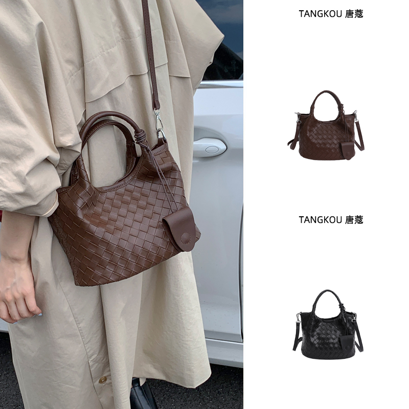 手提水桶包包女士2025新款复古单肩斜挎包质感百搭通勤包菜篮子包