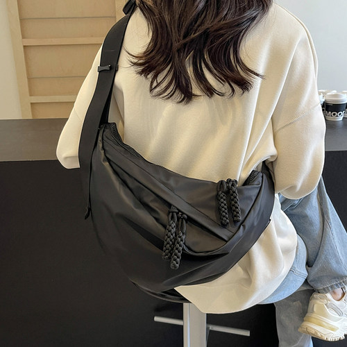 休闲包饺子包骑行登山防水斜挎包