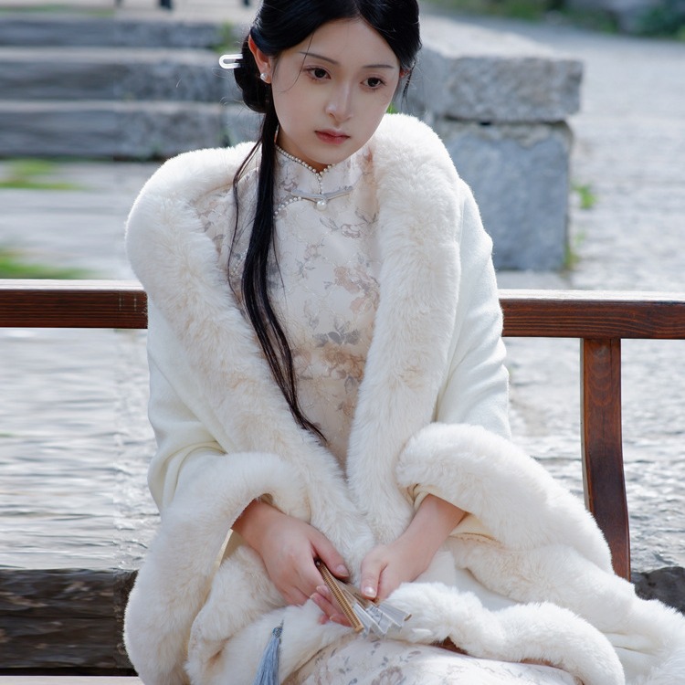 民国风仿皮草白色毛毛绒斗篷披肩女装外套配旗袍2025秋冬气质针织