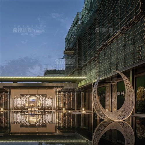 大型不锈钢月亮雕塑户外售楼部酒店镂空创意月牙圆环水景金属摆件
