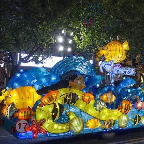 游乐园巡游花车装饰蛋糕花车电动载人机械特性巡游道具制作厂家