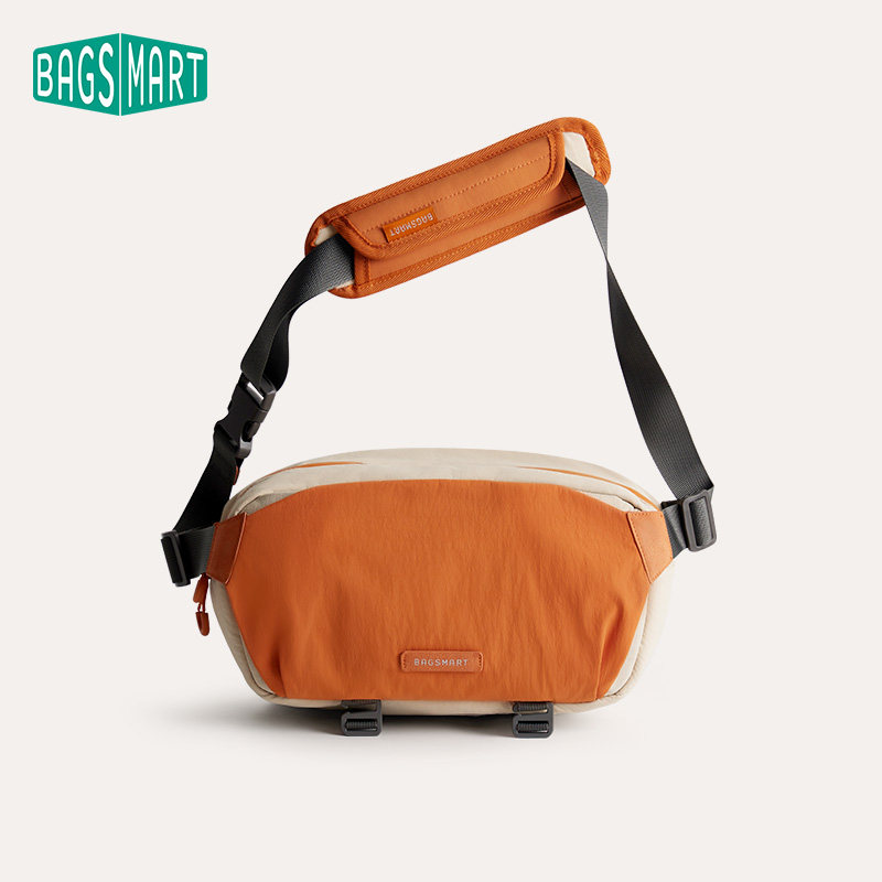 bagsmart相机包多功能斜挎包男轻便胸包女通勤单肩包休闲邮差包