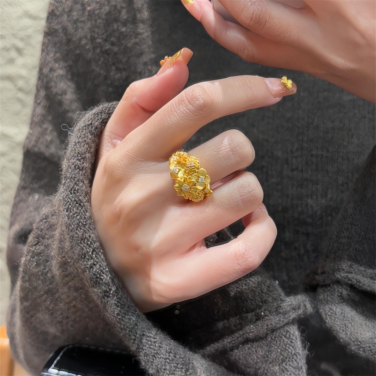 黄金色拉丝繁花戒指女小众设计轻奢高级感食指戒通勤精致百搭指环